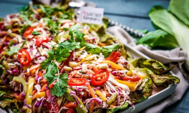 Bunter Thai Salat mit viel Gemüse, Koriander und Erdnüssen. Ein frischer Genuss!