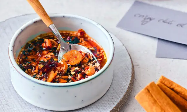 Würziges Chiliöl mit Nüssen und Sesam, perfekt für die vielseitige crispy chili oil verwendung.