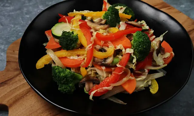 Buntes Gemüse mit Paprika, Brokkoli, Karotten und Pilzen, eine köstliche asiatische Gemüsepfanne.
