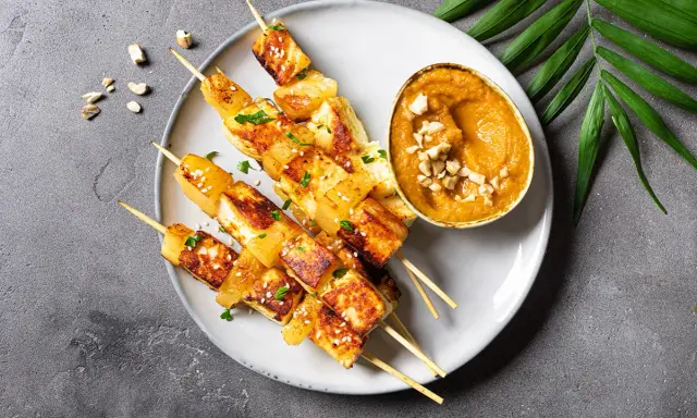 Gegrillte Tofuspieße mit Erdnusssauce, ein köstliches Gericht, das von asiatischen Rezepten inspiriert ist.