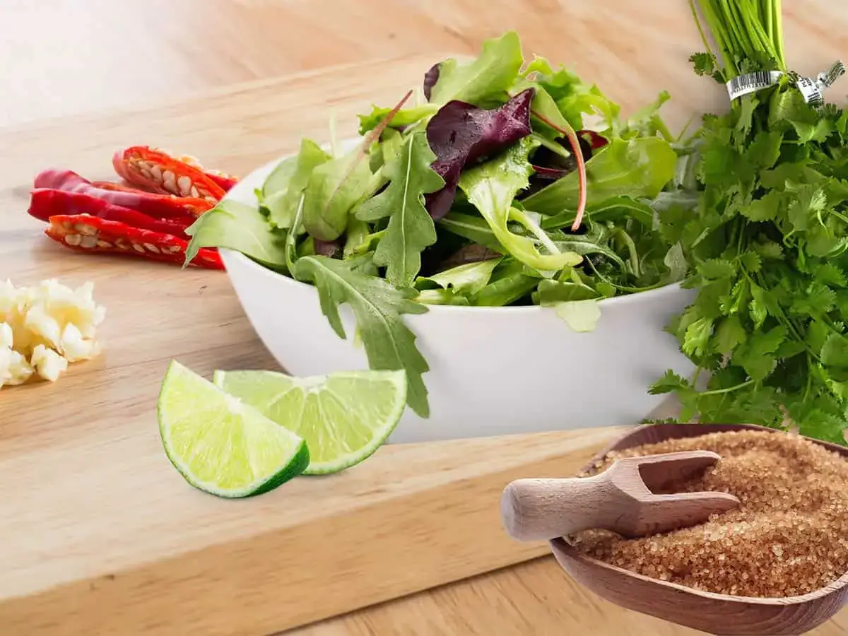 Zutaten f&uuml;r einen frischen thai salat: knackiger Blattsalat, Chilis, Knoblauch, Limetten, Koriander und brauner Zucker.