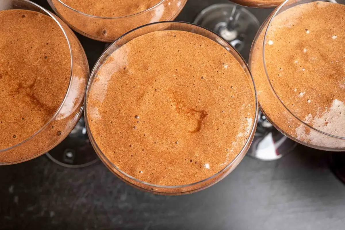 Luftige Mousse au Chocolat, perfekt f&uuml;r ein einfaches Mousse au Chocolat Rezept. K&ouml;stlich und cremig!