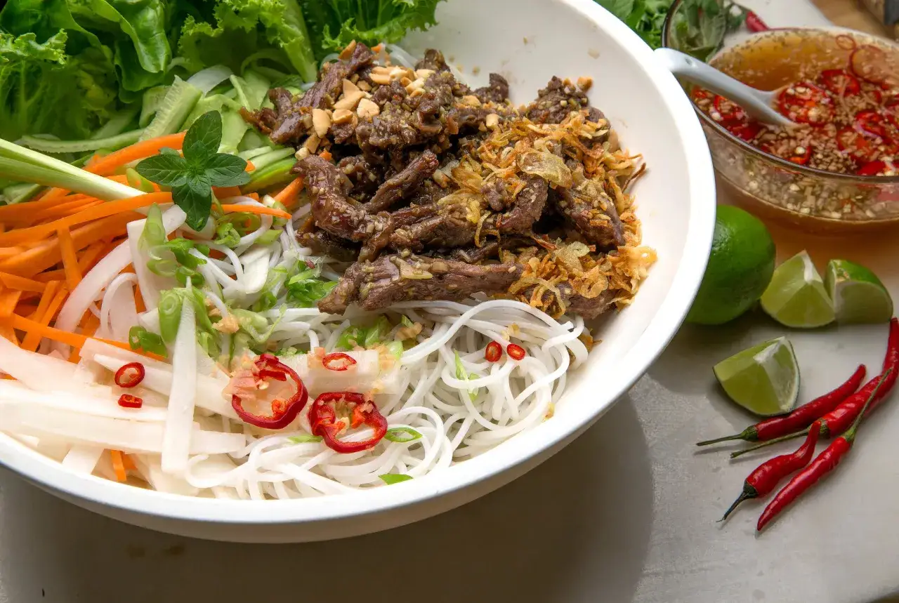 Bun bo nam bo: Reisnudeln mit Rindfleisch, Erdn&uuml;ssen, Kr&auml;utern, Gem&uuml;se und scharfer Sauce. Ein Fest f&uuml;r die Sinne!