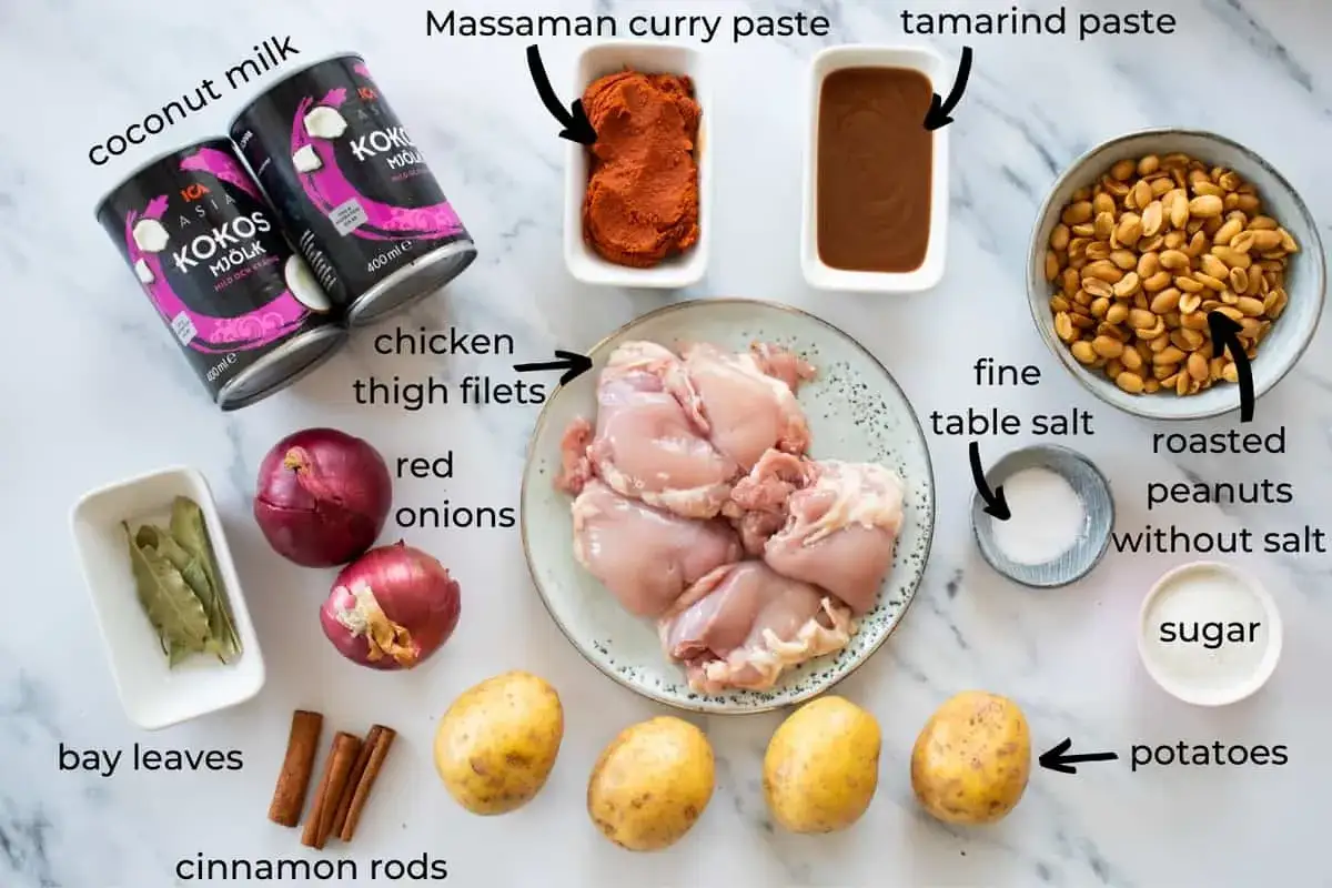 Zutaten f&uuml;r Massaman Curry: H&auml;hnchenschenkel, Kokosmilch, Kartoffeln, Zwiebeln, Erdn&uuml;sse, Gew&uuml;rze. Der Massaman Curry Geschmack wird durch diese Zutaten perfektioniert.