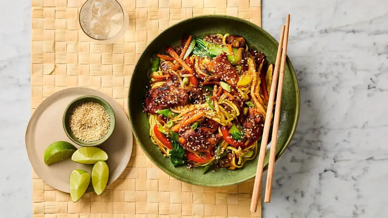 Schmackhafte asiatische Rezepte mit Huhn: Nudeln mit H&uuml;hnchen, Gem&uuml;se und Sesam.