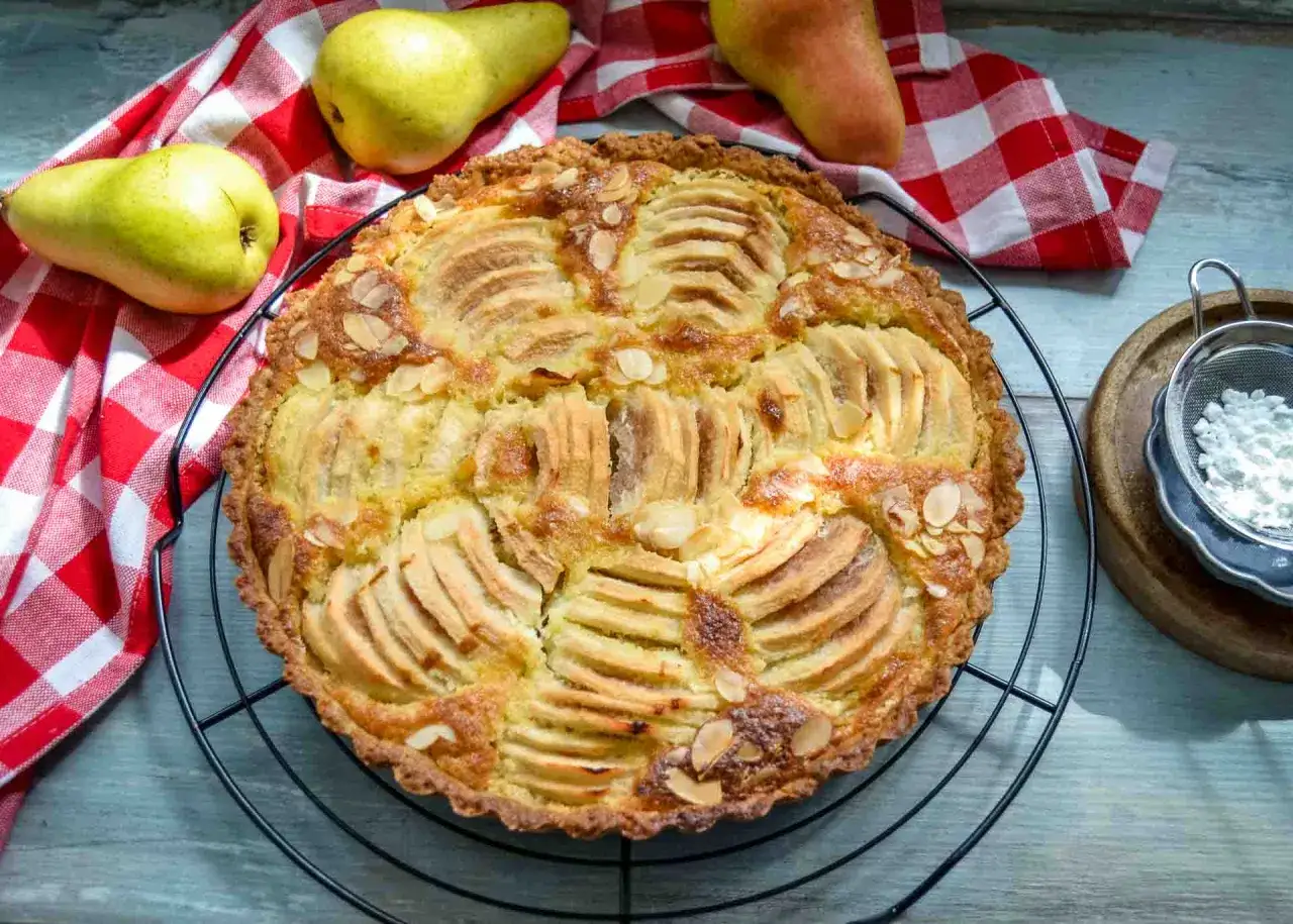 Ein köstlicher Birnen-Mandel-Kuchen, perfekt für das amandine rezept. Mit frischen Birnen und knusprigen Mandelsplittern.
