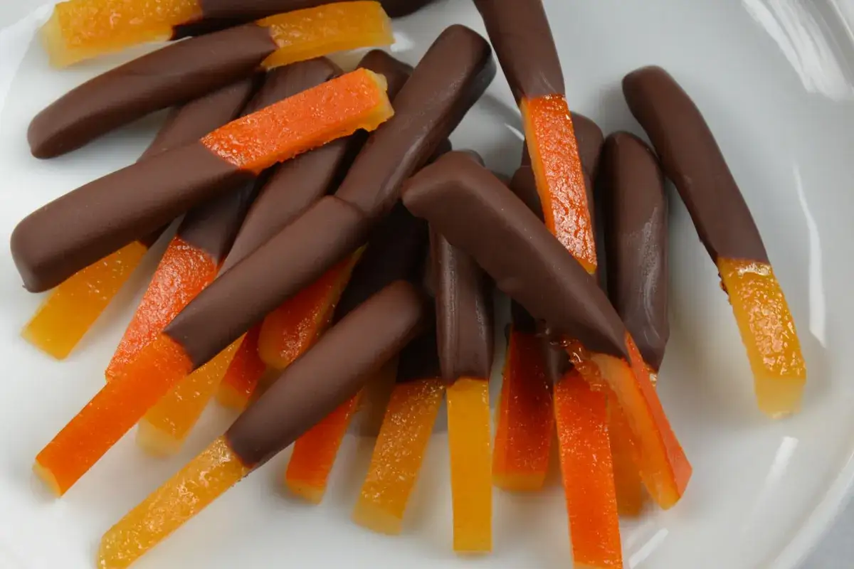 Schokoladen&uuml;berzogene kandierte Fruchtschale-Streifen, lecker und s&uuml;&szlig;.