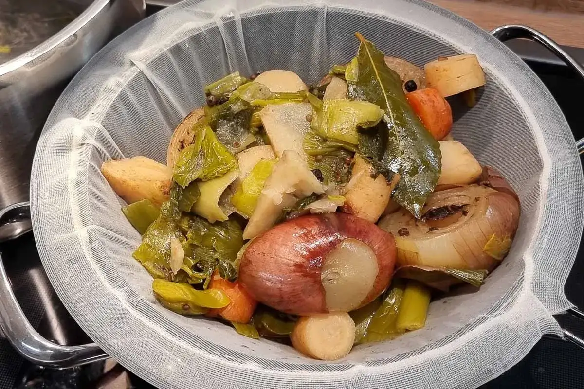Gem&uuml;se f&uuml;r Br&uuml;he im Sieb: Zwiebeln, Lauch, Karotten und Kr&auml;uter &ndash; tolle Suppen Ideen f&uuml;r den Winter.
