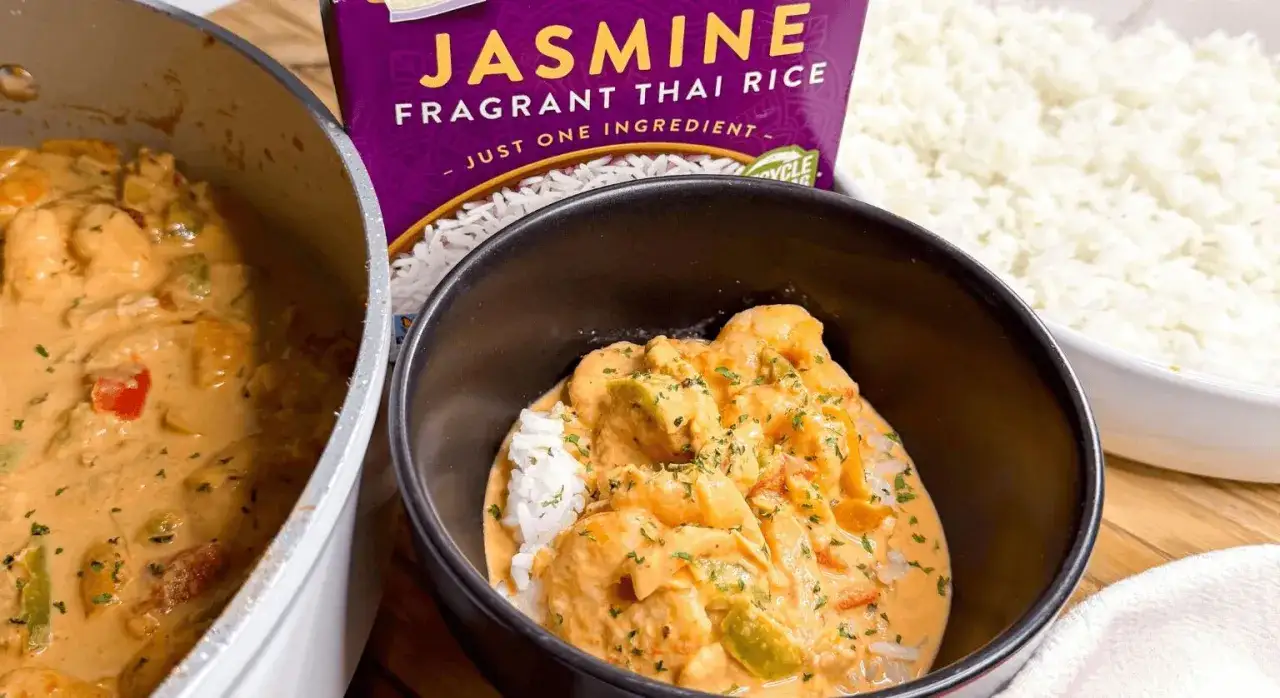 Ein köstliches Thai Curry mit Garnelen, serviert mit duftendem Jasminreis. Perfekt für einen gemütlichen Abend.