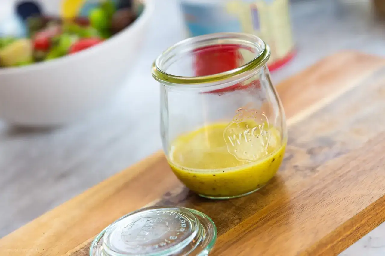 Ein Glas mit selbstgemachter Vinaigrette f&uuml;r den Salat, bereit zum Verfeinern.