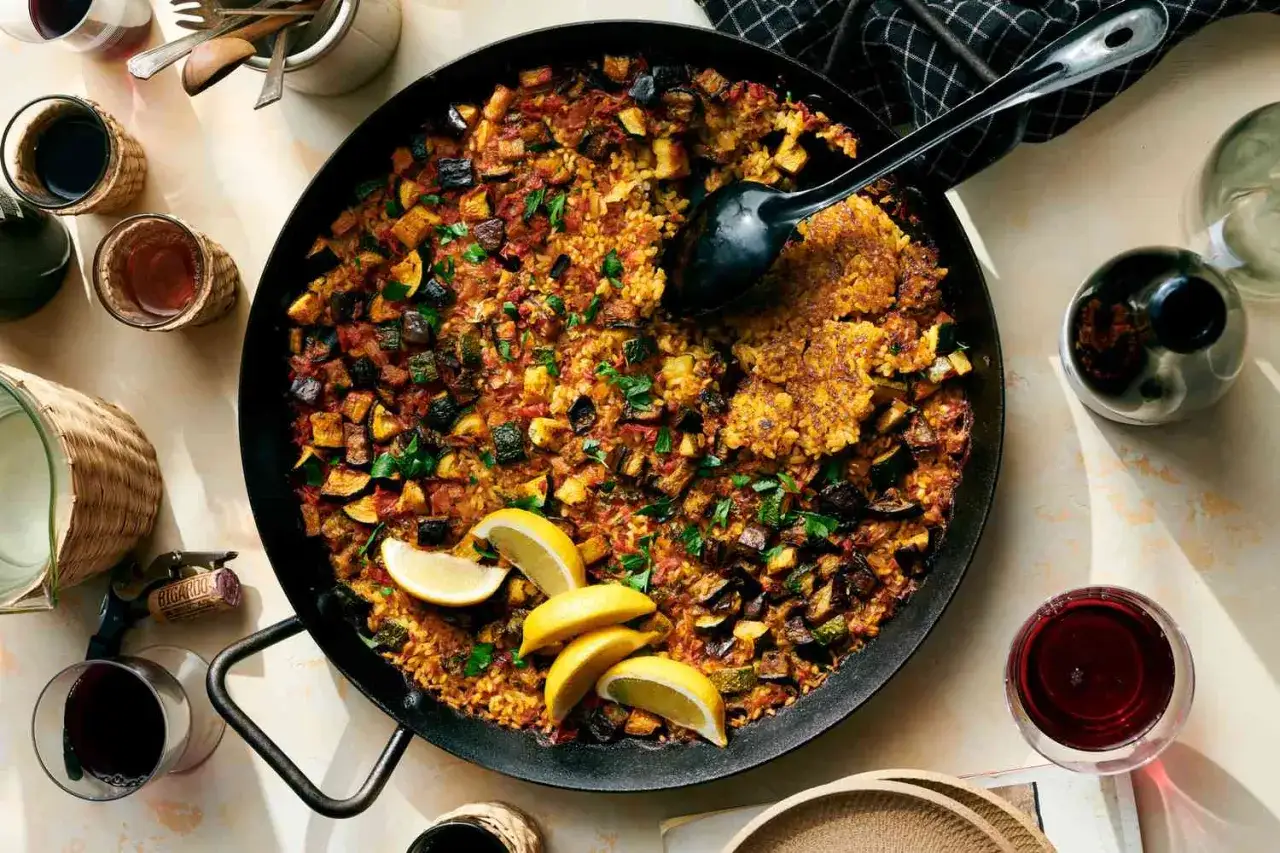 Herzhafte Paella mit viel Gem&uuml;se, garniert mit Zitronenspalten. Der Reis ist locker und k&ouml;rnig, was zeigt, was ist rundkornreis.
