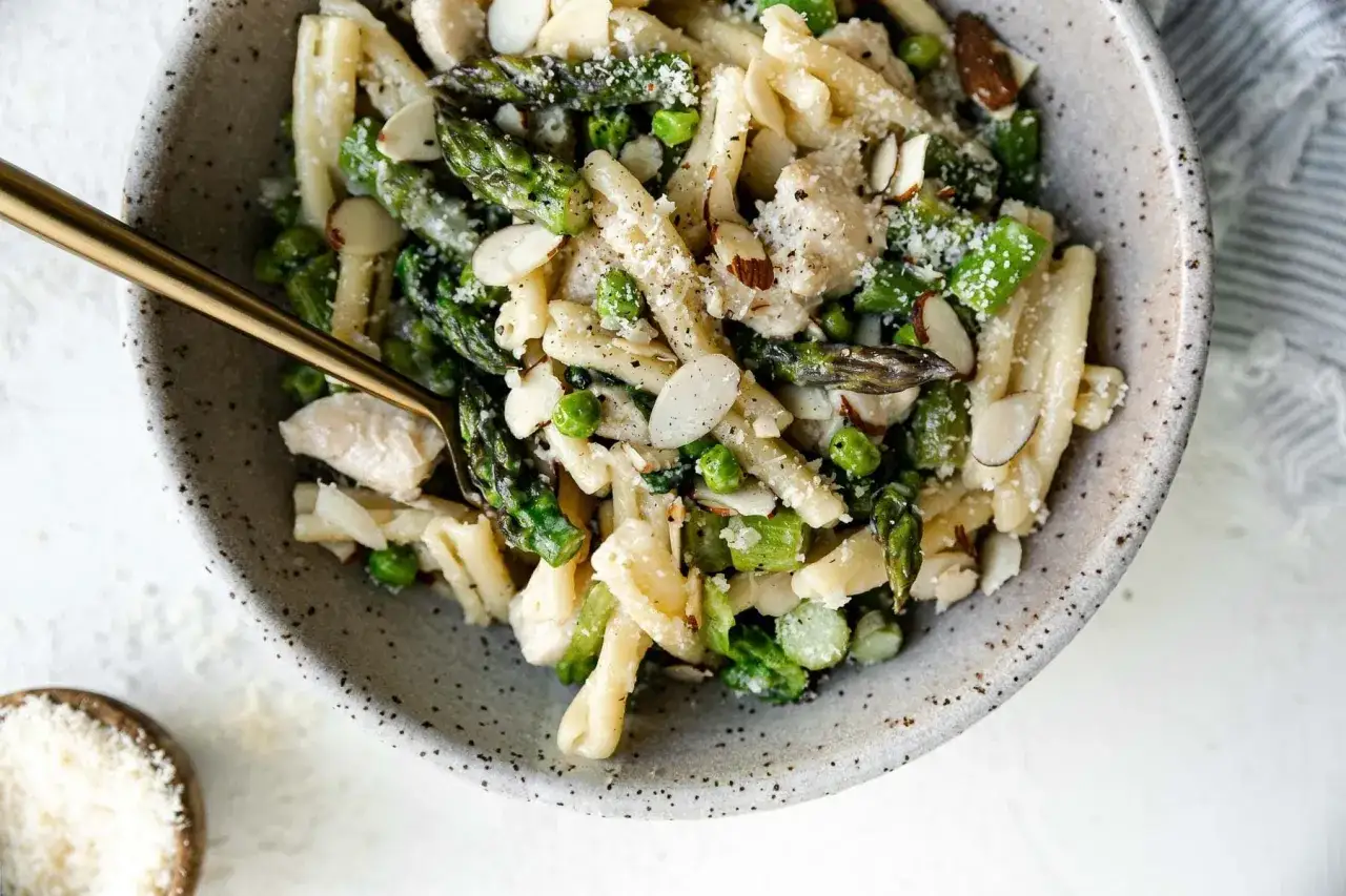 Herzhafte Pasta mit Spargel, Erbsen und Mandeln. Ein köstliches Rezept mit Mascarpone, das Lust auf mehr macht.