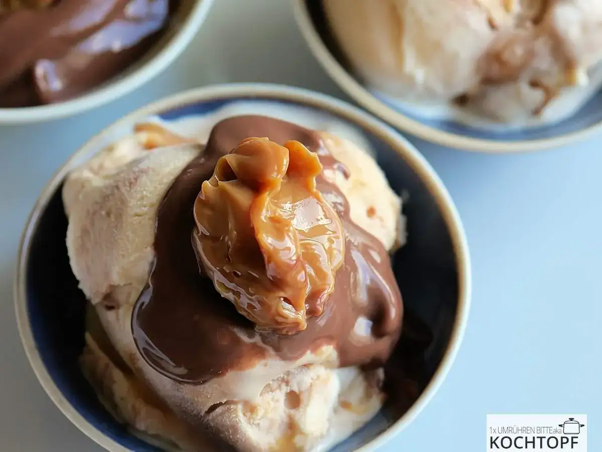 Eis mit Schokoladenso&szlig;e und einer cremigen karamellsauce mit milch statt sahne.
