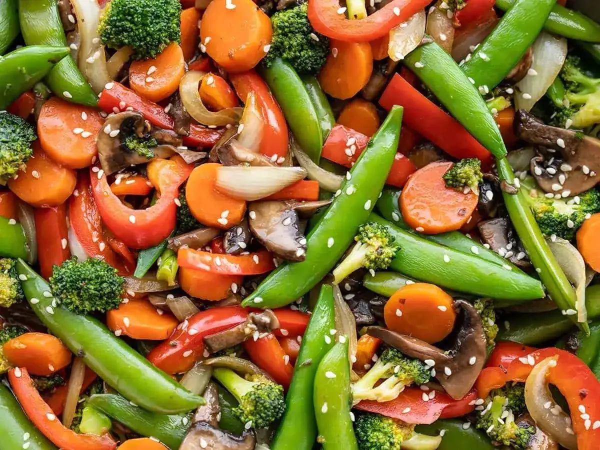 Buntes Gem&uuml;se wie Brokkoli, Karotten und Zuckerschoten, verfeinert mit einer k&ouml;stlichen stir fry sauce und Sesam.