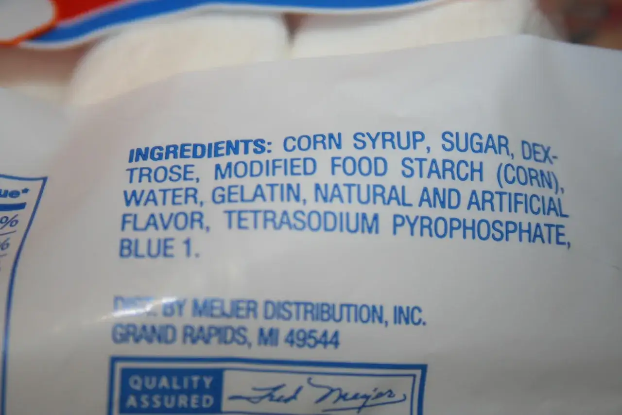 Zutatenliste: Marshmallows enthalten Gelatine. Maisstärke, Zucker, Dextrose, modifizierte Maisstärke, Wasser, Gelatine, Aromen, Tetranatriumdiphosphat, Blau 1.