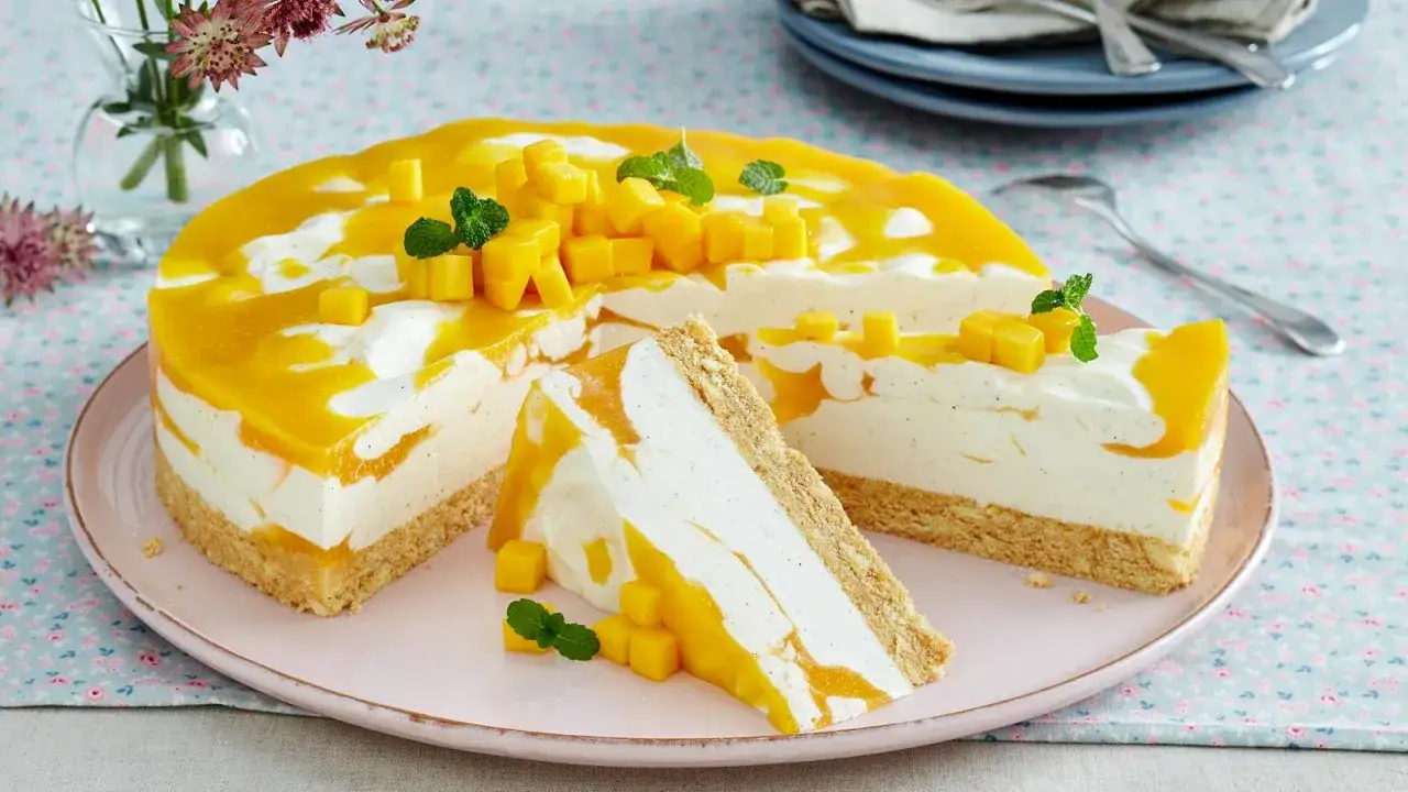 Saftige Mango-Torte mit cremigem Frischk&auml;se und Keksboden. Perfekt f&uuml;r schnelle torten, die begeistern!