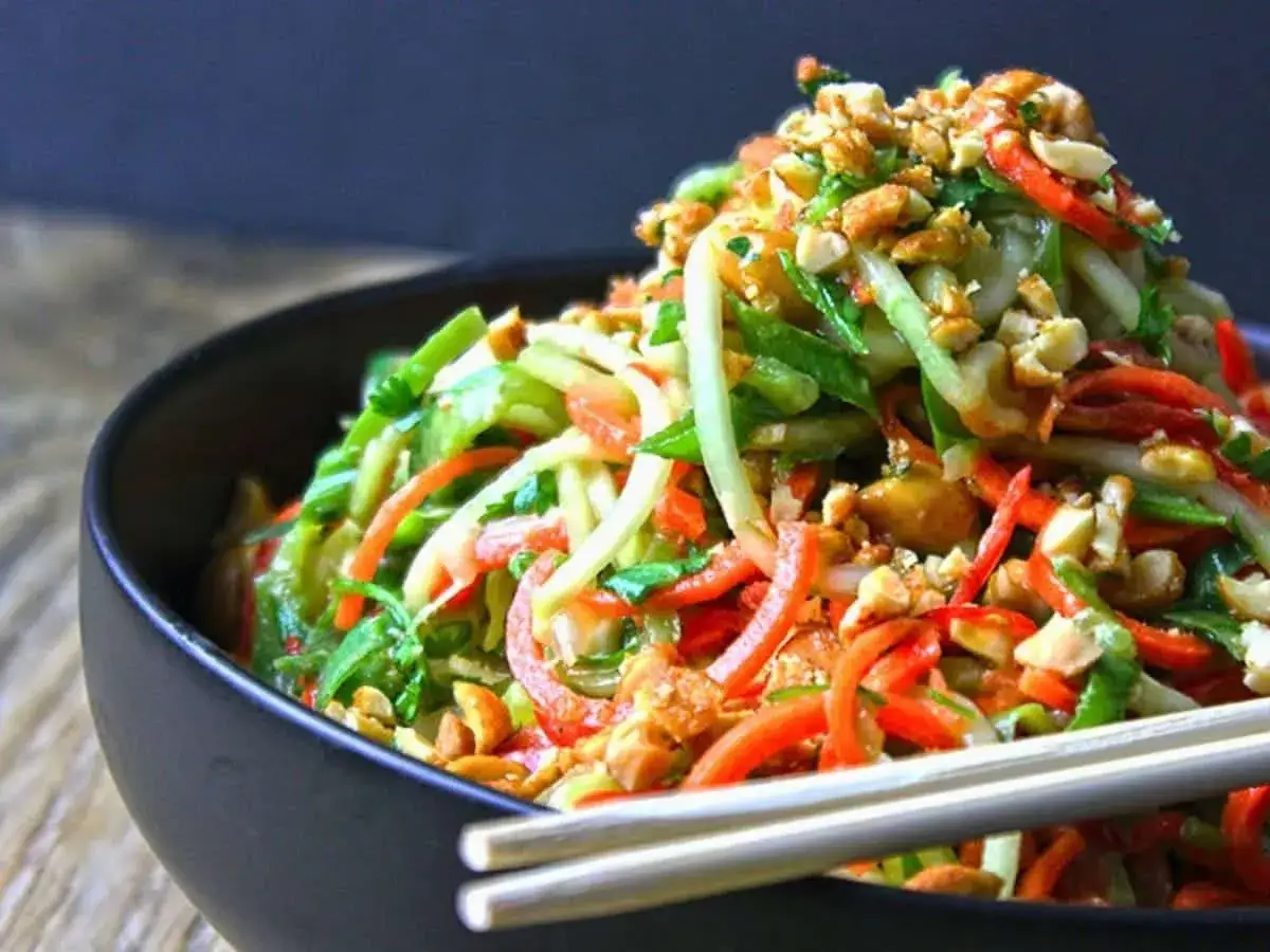 Frischer Asia Salat mit knackigen Karottenstreifen, Gurke und Erdn&uuml;ssen. Ein tolles Asia Salat Rezept f&uuml;r den Sommer.