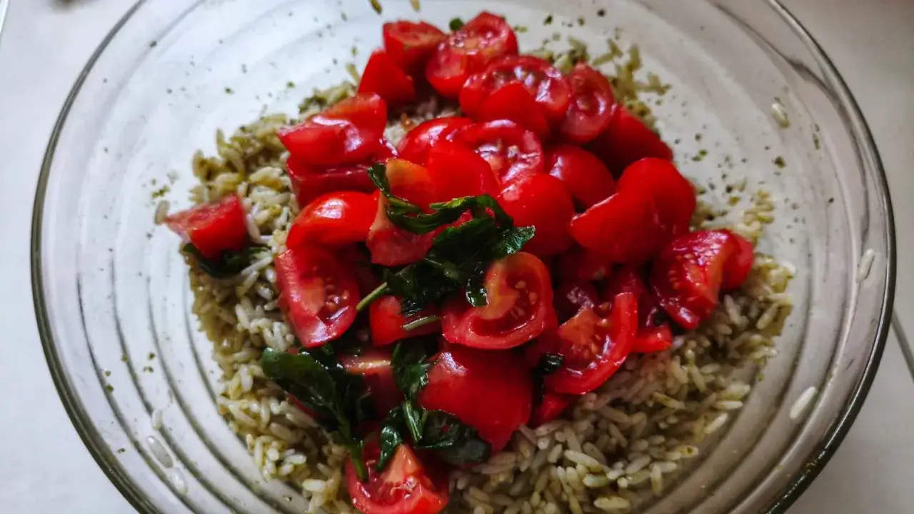 Reis mit Pesto, garniert mit frischen Kirschtomaten und Basilikum. Ein leichter und leckerer Genuss.