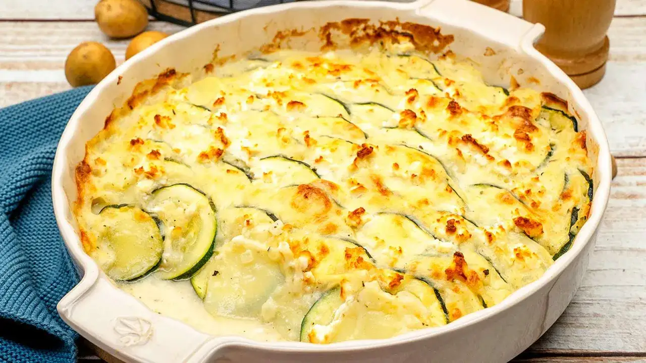 Herzhaftes Auflaufgericht mit Zucchini und Kartoffeln, &uuml;berbacken mit K&auml;se. Perfekt f&uuml;r zucchini kartoffel rezepte.