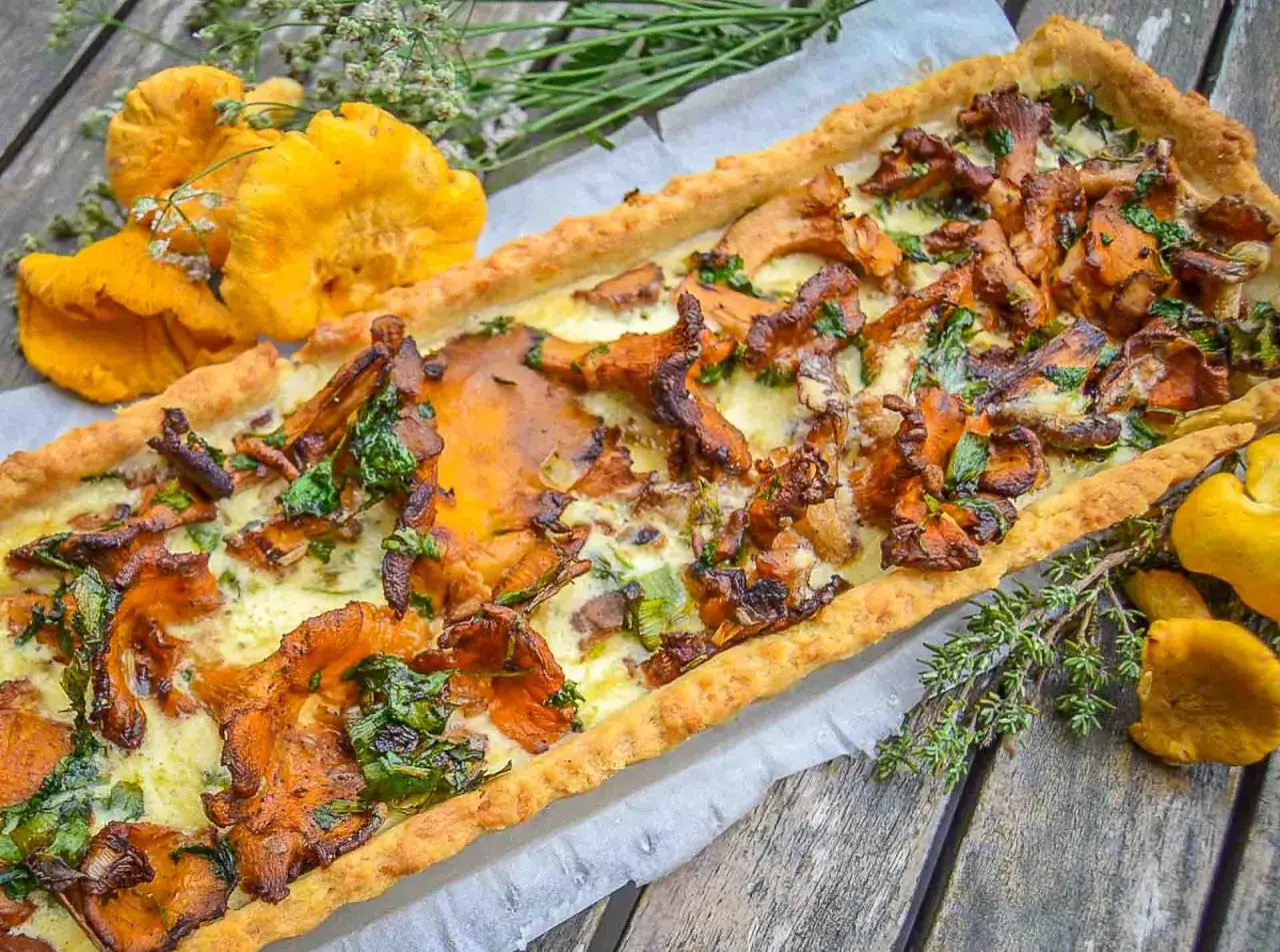 Herzhafte Pfifferling Quiche mit frischen Kräutern und goldgelben Pilzen, ein Genuss für jeden Gaumen.