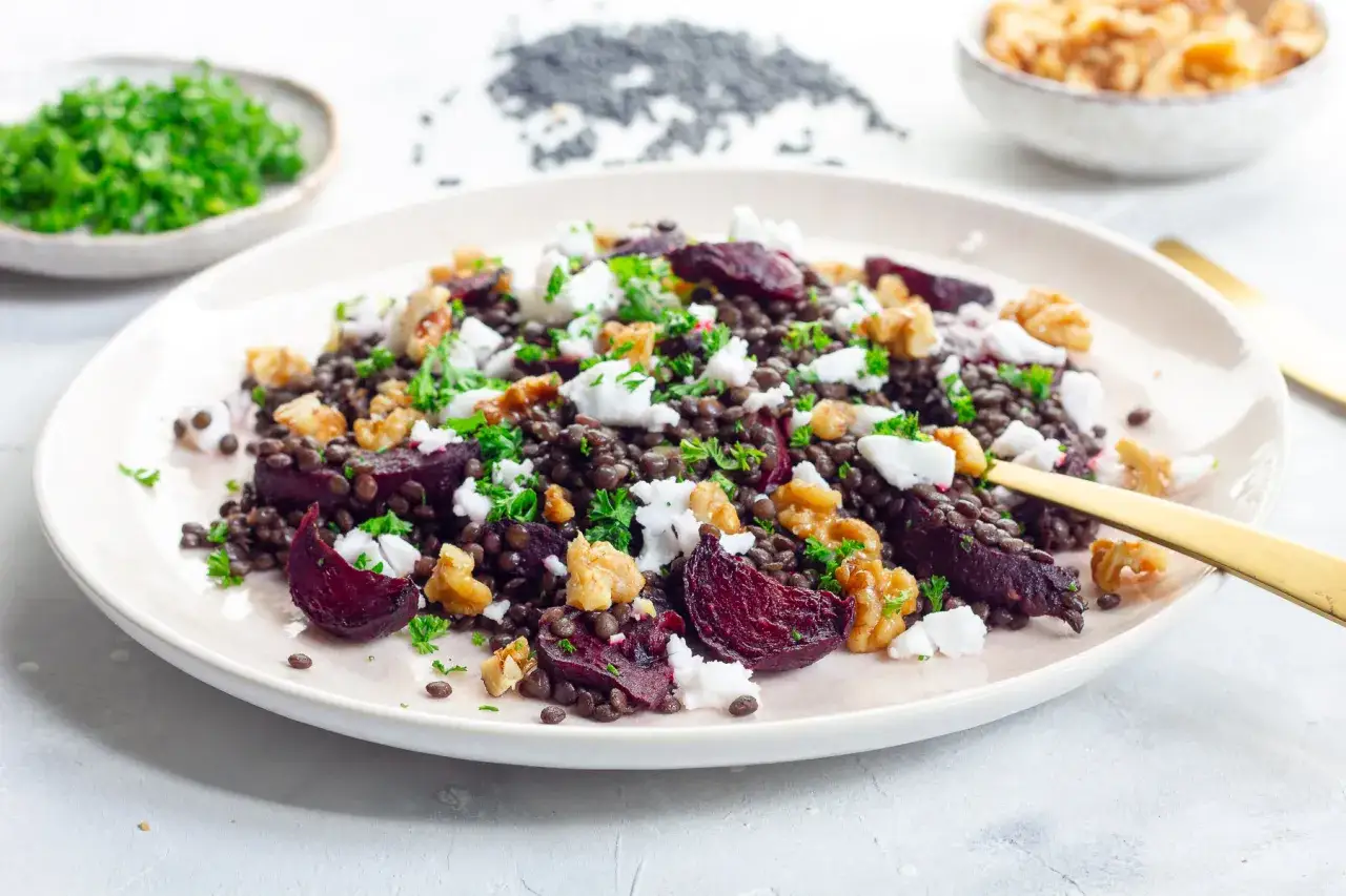 Ein k&ouml;stlicher rote Bete Salat mit Linsen und Feta, garniert mit Waln&uuml;ssen und Petersilie.