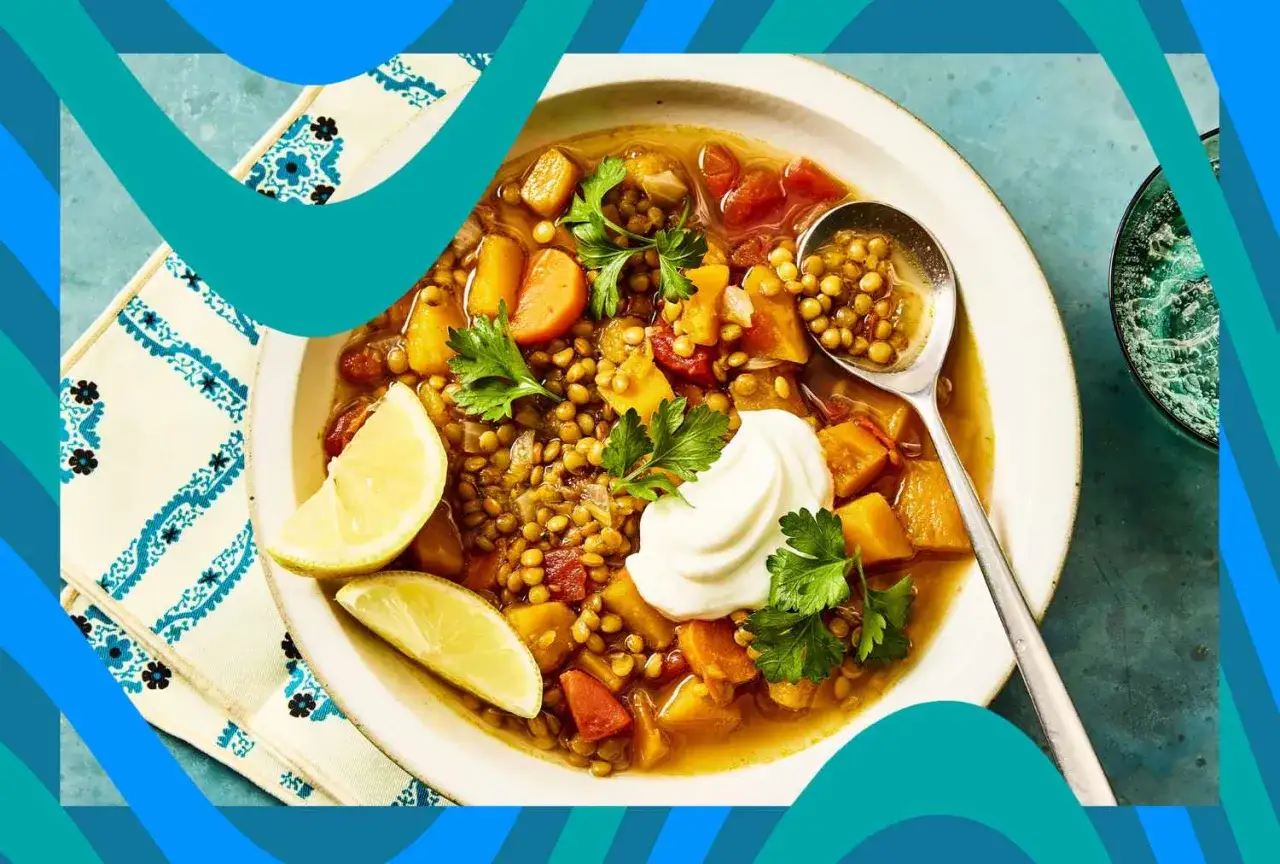 Herzhafte Linsensuppe mit K&uuml;rbis, Karotten und einem Klecks Joghurt. Reich an linsen protein pro 100g, garniert mit Zitrone und Petersilie.