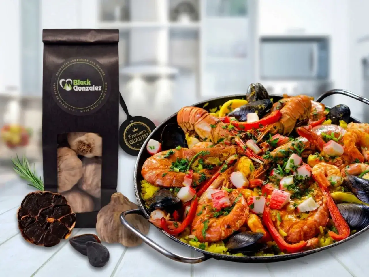 Ein k&ouml;stliches Paella-Gericht mit Garnelen, Hummer und Muscheln, daneben eine Packung schwarzer Knoblauch von Black Gonzalez.