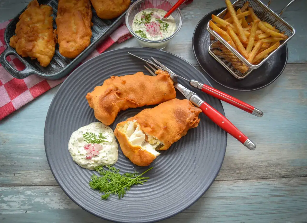 Knusprig frittierter Fisch mit Pommes und Dill-Dip. Ein Genuss f&uuml;r Fischliebhaber!