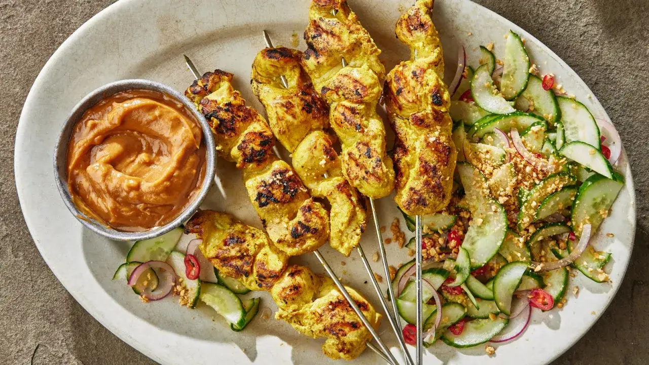 Saftige H&auml;hnchen-Sate-Spie&szlig;e mit Erdnusssauce und Gurkensalat. Perfekt f&uuml;r einen leckeren Snack.