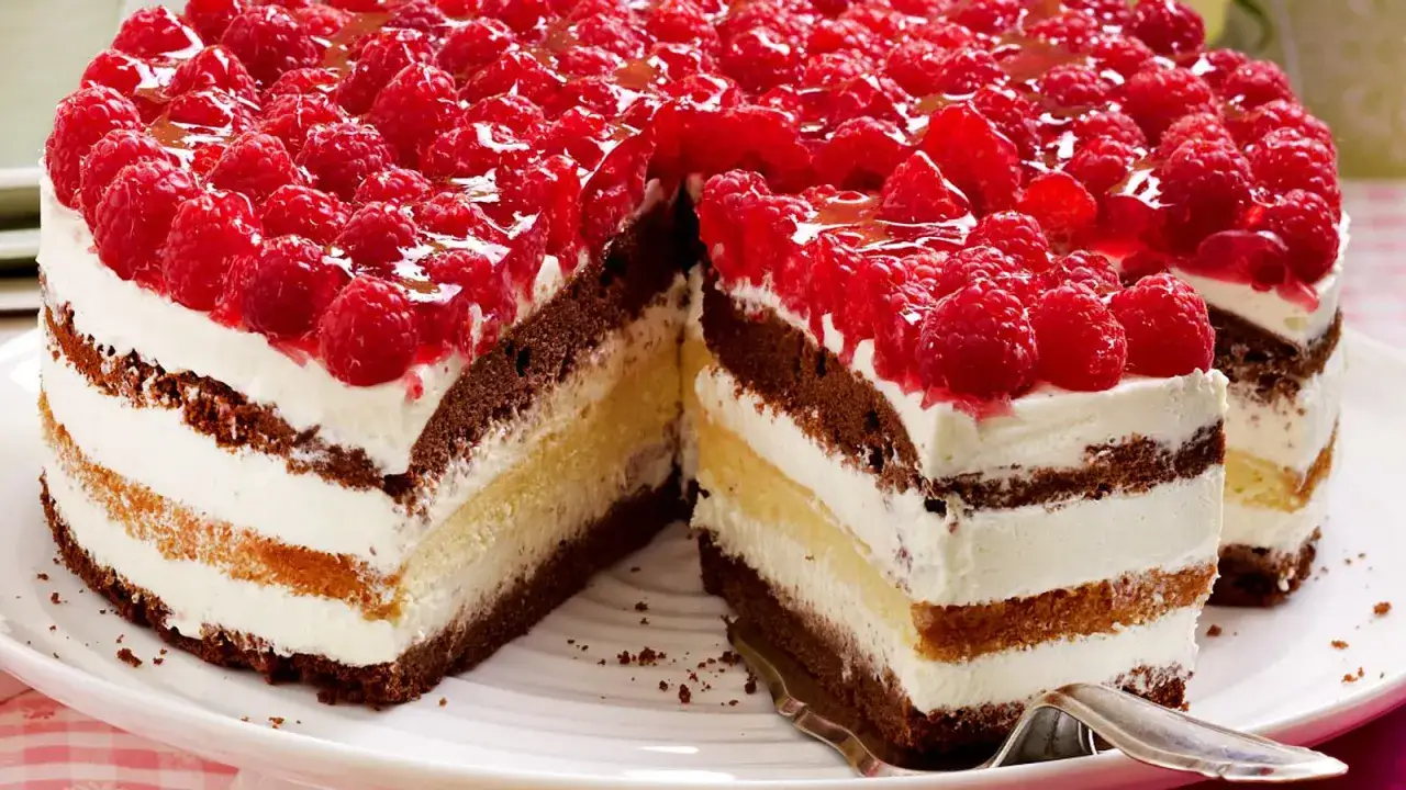 Schokoladen-Sahne-Torte mit frischen Himbeeren, ein k&ouml;stlicher Kuchen, der 3 Tage durchziehen muss, um perfekt zu werden.