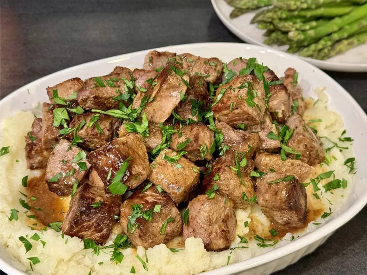 Herzhaftes Rindergulasch, serviert auf cremigem Kartoffelp&uuml;ree, garniert mit frischer Petersilie. Ein Gericht, das zeigt, was ist noisette: zartes, geschmortes Fleisch.