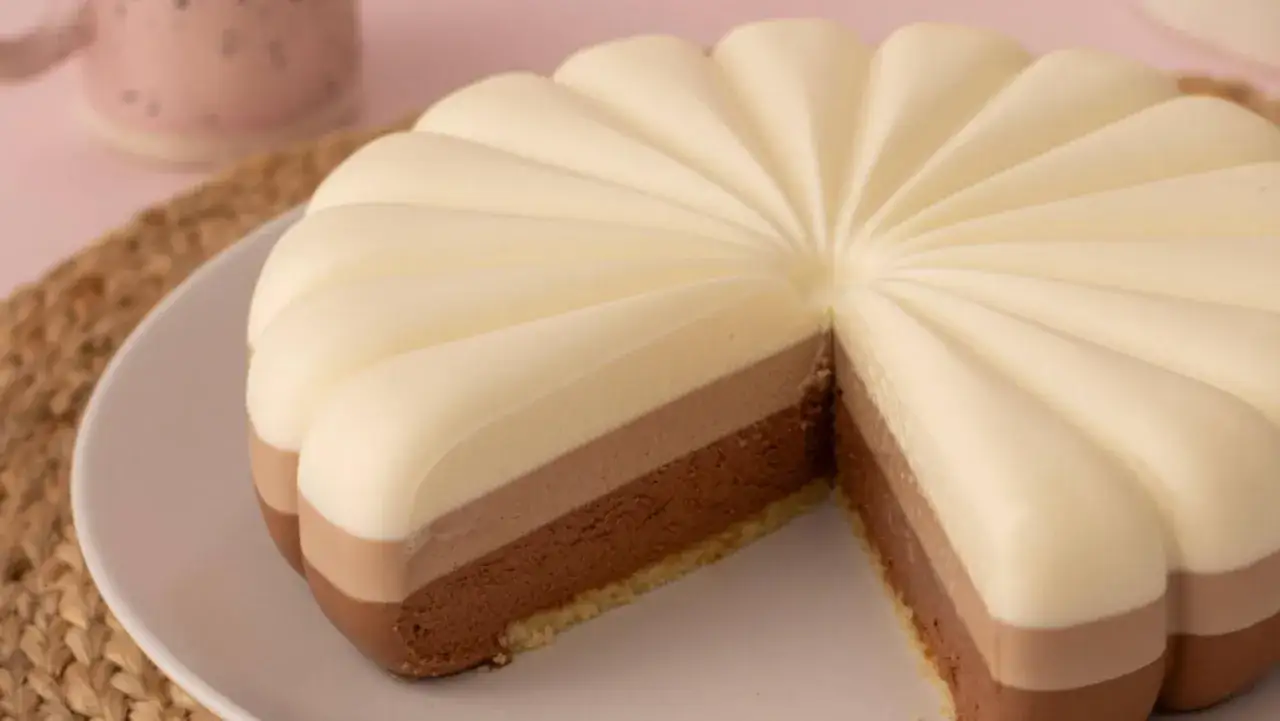 Dreischichtige Mousse-Torte mit Schoko- und Vanillecreme, inspiriert von Silikomart Rezepten.