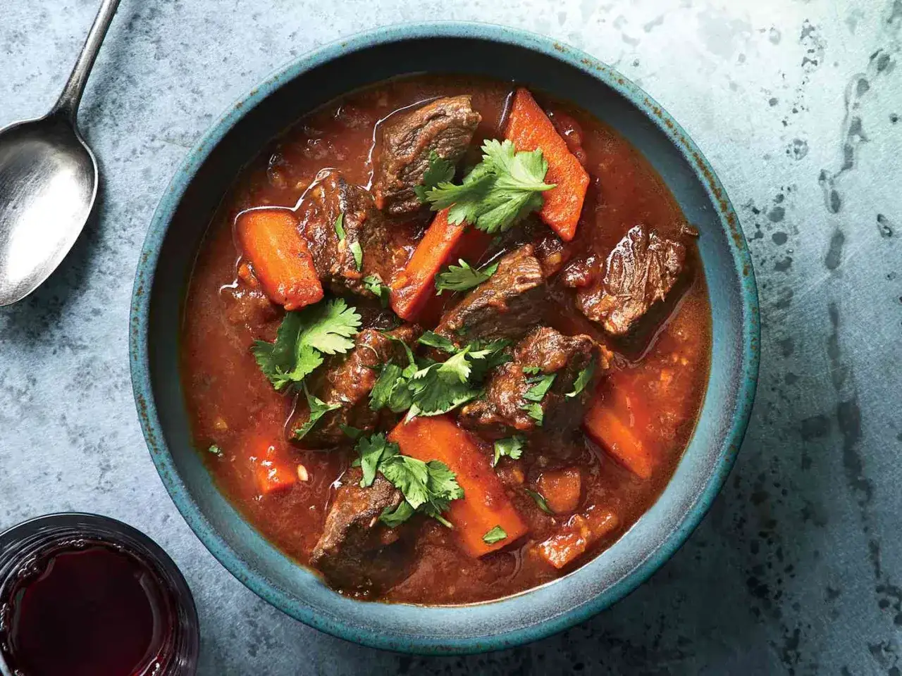 Herzhaftes Bo Kho mit zarten Rindfleischst&uuml;cken und Karotten in einer w&uuml;rzigen Sauce, garniert mit frischem Koriander.