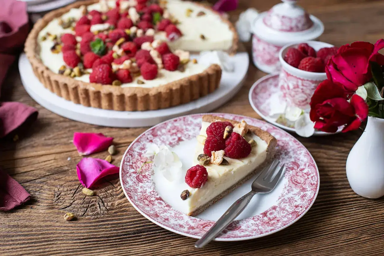 Himbeer tartelettes mit cremiger F&uuml;llung, garniert mit frischen Himbeeren und Pistazien. Ein Genuss f&uuml;r jeden Anlass.