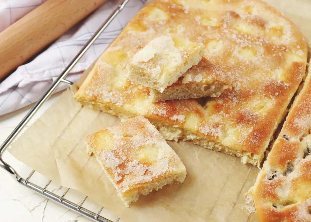 Ein frisch gebackener, schneller Butter-Zuckerkuchen mit knuspriger Zuckerkruste auf einem Kuchengitter.