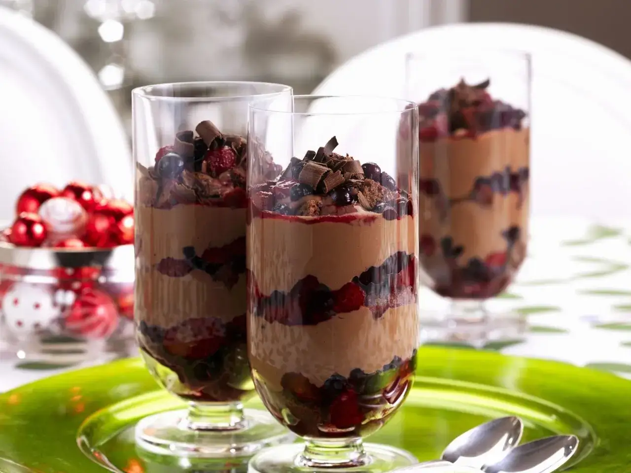 Schoko-Creme-Desserts im Glas mit Beeren und Schokost&uuml;ckchen. Ein Fest f&uuml;r die Sinne!