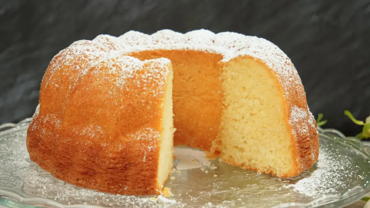 Ein goldbrauner Gugelhupf, best&auml;ubt mit Puderzucker. Dieser Kuchen mit viel Eiern ist saftig und duftet herrlich.