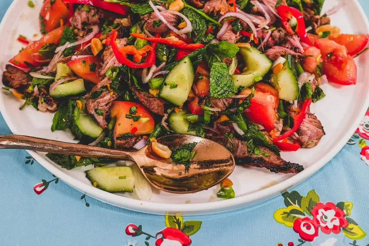 W&uuml;rzig-frischer Rindfleischsalat Thai mit Gurken, Tomaten, Minze und Chili. Ein Genuss f&uuml;r den Gaumen!